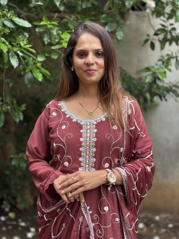 Pakistani Style Suit - Image 4